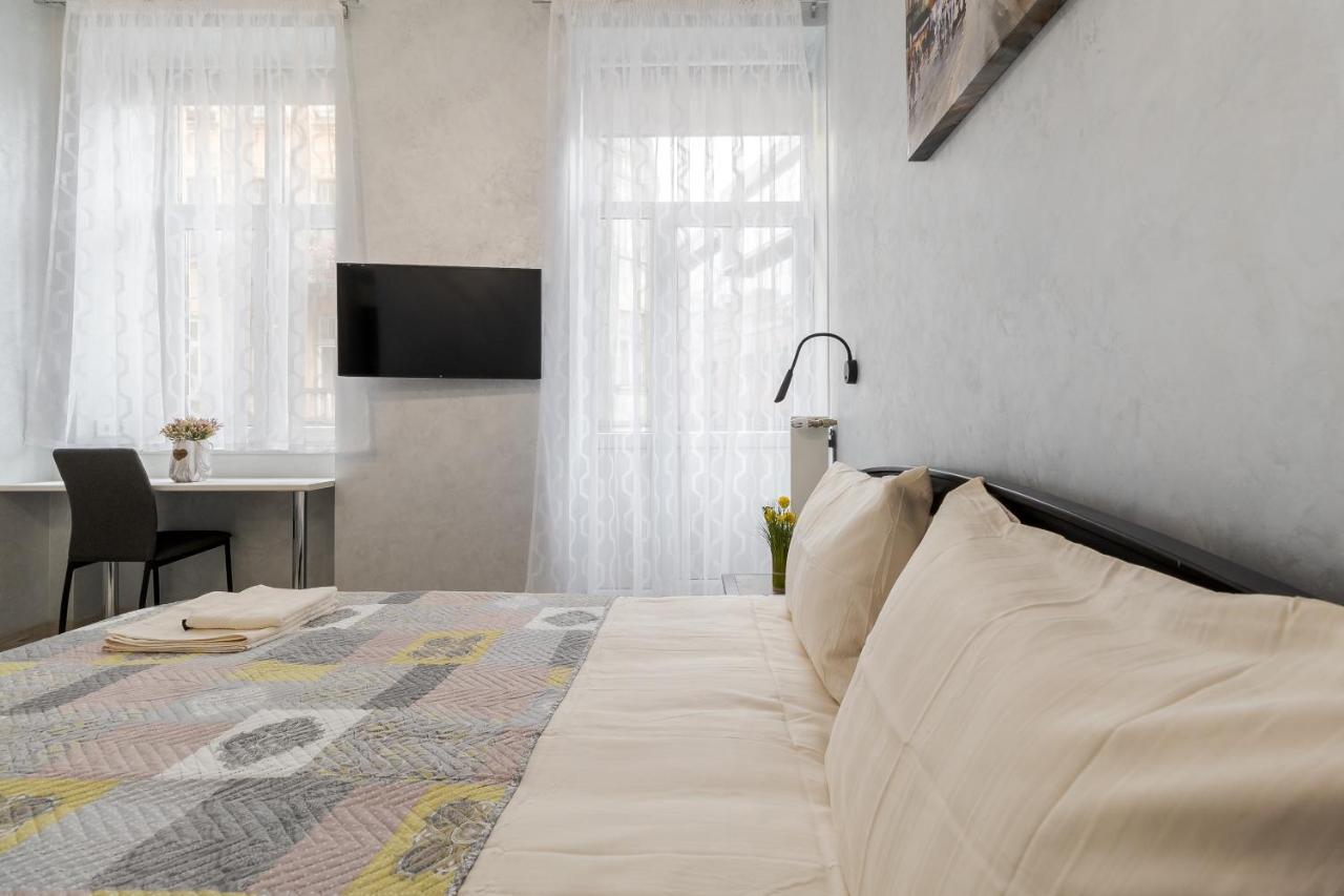 Golden Violin ! Apartments Lviv S Bagian luar foto