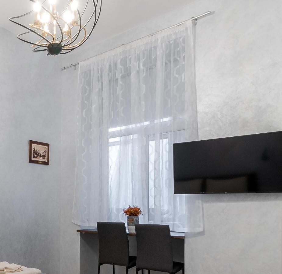 Golden Violin ! Apartments Lviv S Bagian luar foto